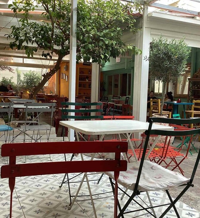 Ο Αφούσης: Η αγαπημένη ταβέρνα των Εξαρχείων επιστρέφει με νέο όνομα και την ίδια αυθεντική γοητεία