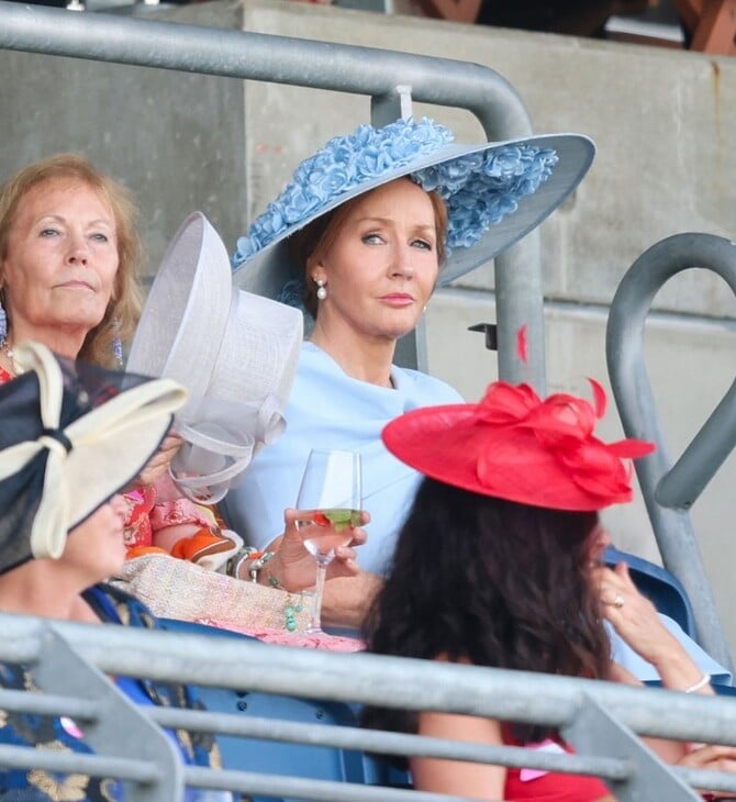 Η Τζ. Κ. Ρόουλινγκ άνοιξε ξανά το μέτωπο για τα τρανς δικαιώματα στη Βρετανία