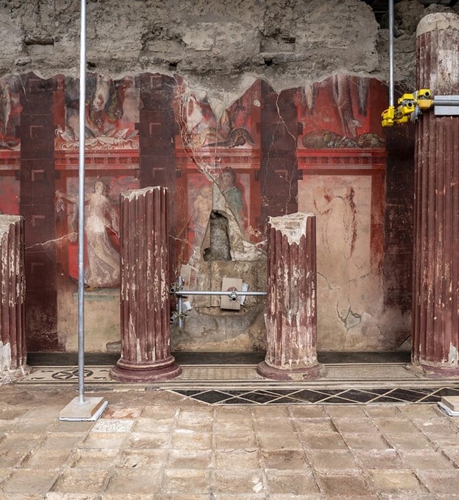 Στην Πομπηία, ένας κόκκινος τοίχος ξαναφέρνει στο φως τα μυστήρια του Διονύσου
