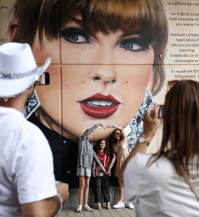 ΤΕΪΛΟΡ ΣΟΥΙΦΤ ΣΥΝΑΥΛΙΑ ΕΠΙΘΕΣΗ 