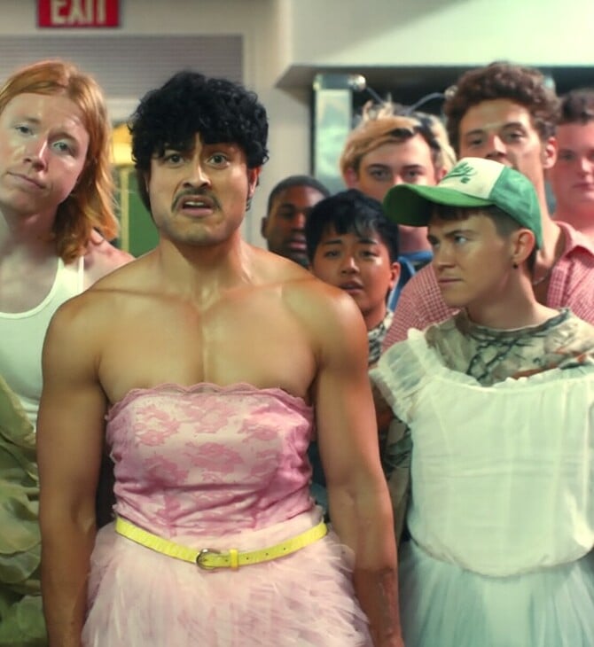 Η queer κωμωδία που παίρνει τον πανικό για τις τρανς τουαλέτες και τον γυρίζει ανάποδα