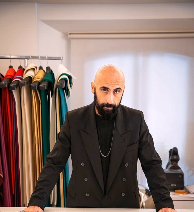 Ο γκέι Καθολικός σχεδιαστής που ντύνει τον Πάπα