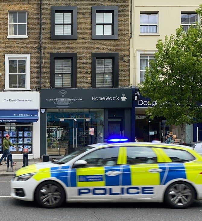 Λονδίνο: Άγνωστος επιτέθηκε με μαχαίρι σε δύο άνδρες 