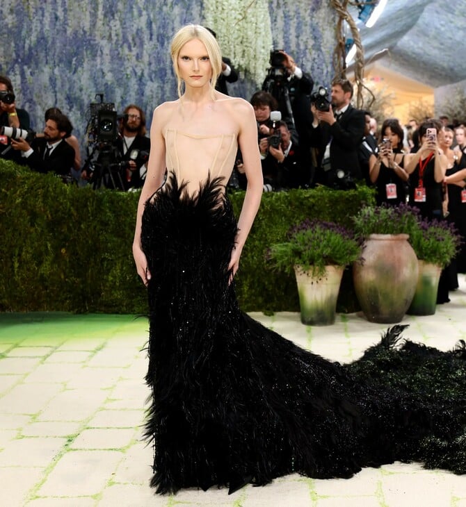 Η Άλεξ Κονσάνι έγραψε ιστορία στο Met Gala και εμφανίστηκε σαν τρανς ηρωίδα του Μποτιτσέλι