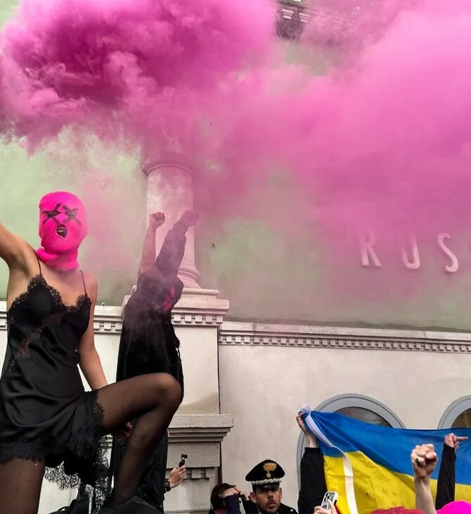 «Η τέχνη της Ρωσίας είναι αίμα»: Οι Pussy Riot μπλόκαραν το ρωσικό περίπτερο στη Βενετία