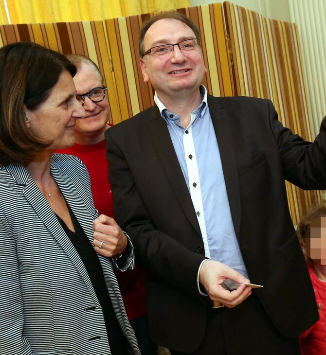 ΓΑΛΛΟΣ ΚΑΘΗΓΗΤΗΣ ΑΠΑΤΗ ΒΡΑΒΕΙΟ
