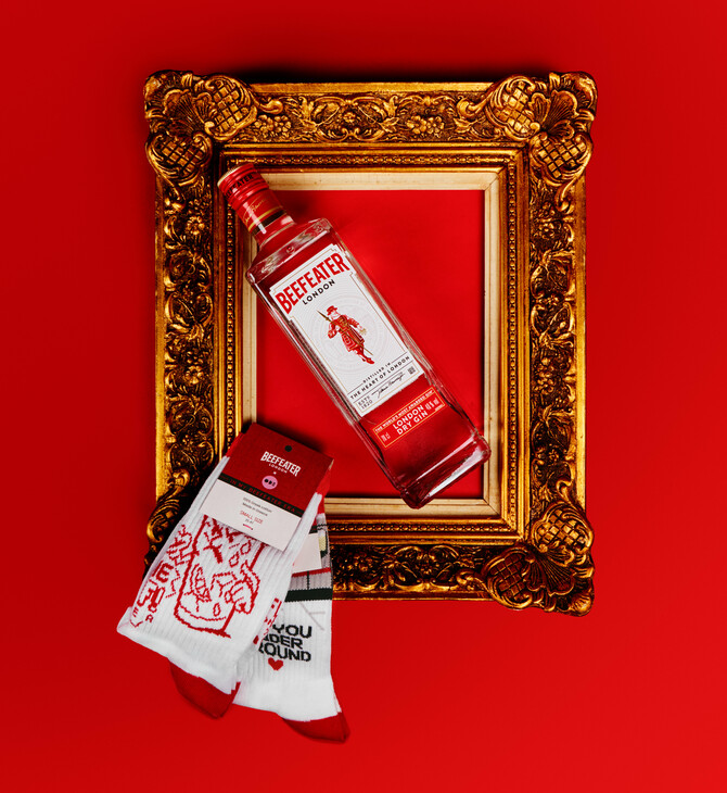 Beefeater x Ode to Socks: Το ολόφρεσκο, αναπάντεχο crossover του αθηναϊκού urban στιλ 