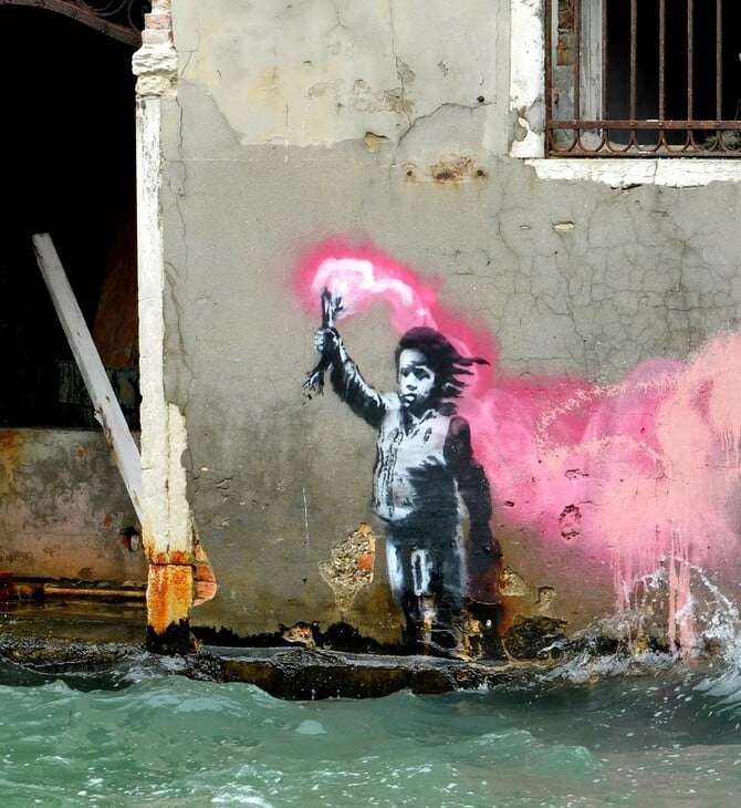 Το παιδί-μετανάστης του Banksy επιστρέφει στη Βενετία — αυτή τη φορά πάνω στο νερό