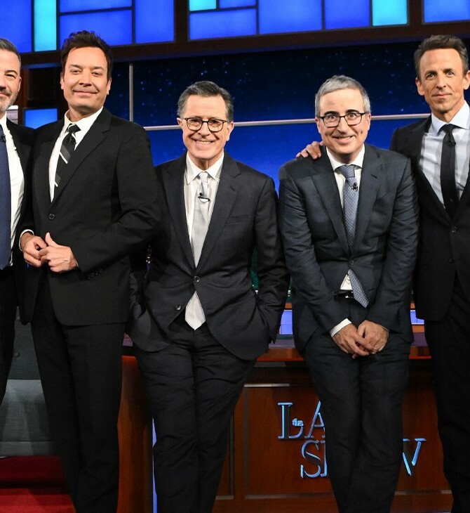 Οι παρουσιαστές του late night μαζεύτηκαν γύρω από τον Στίβεν Κόλμπερτ πριν σβήσει το Late Show