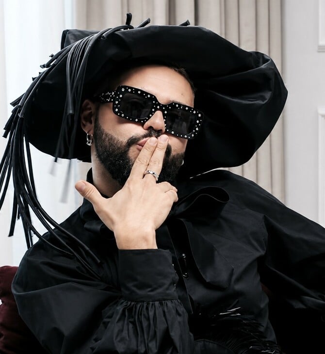 Ο Akylas δεν ζητά συγγνώμη: Τα γατίσια αυτιά, η Lady Gaga και η ιστορία πίσω από το «Ferto»
