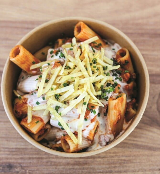 Slourp Pasta: Μια μακαρονάδα στο χέρι σε μια όμορφη πλατεία του Κορυδαλλού