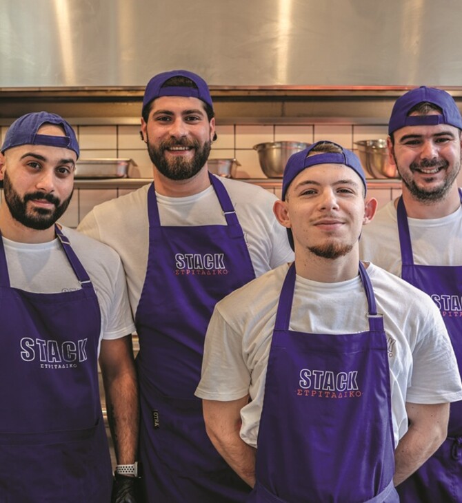 Stack: Τα smash burgers των δυτικών προαστίων έρχονται στην Κυψέλη