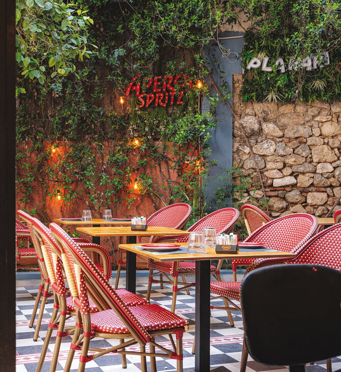 Plakaki: Aperitivo και νόστιμο pairing στην όμορφη πλατεία της Πλάκας