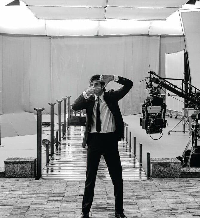 Τζέικομπ Ελόρντι: Το νέο αγόρι της Chanel ξέρει ακριβώς πώς να κοιτάζει την κάμερα