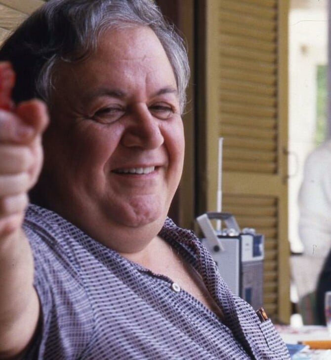 Καθώς η Ελλάδα νοσεί εκ νέου, η απουσία του Χατζιδάκι γίνεται σχεδόν επώδυνη.