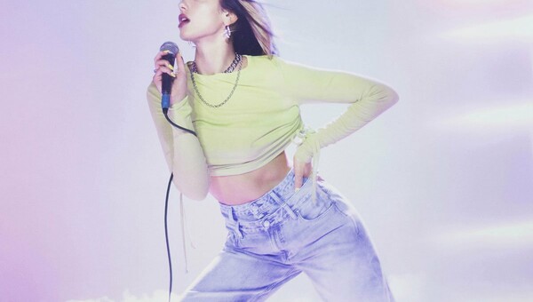 Η Dua Lipa παρουσιάζει τη δεύτερη συλλογή της σε συνεργασία με την Pepe Jeans για την Άνοιξη/Καλοκαίρι 2020