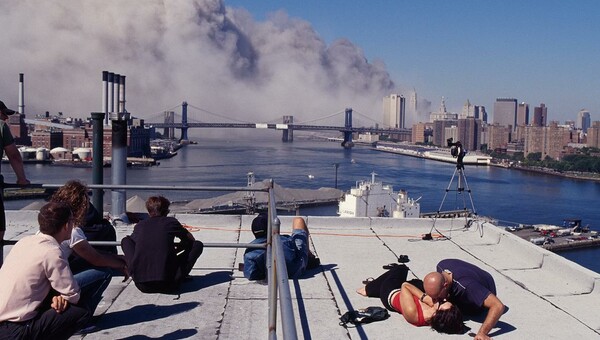 Το φιλί μπροστά στον όλεθρο - Μια αδημοσίευτη φωτογραφία από την 11η Σεπτεμβρίου