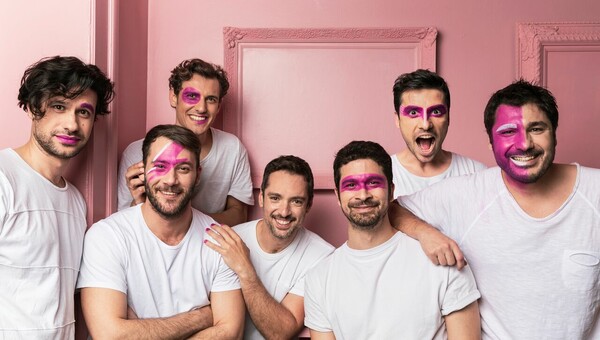 #PinkAlert | Επτά υπέροχοι άντρες 'βάφονται' ροζ και δίνουν το δικό τους μήνυμα κατά του Καρκίνου του Μαστού
