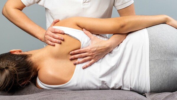 J’ Adoube manual physiolab: θεραπεία του σώματος και όχι του συμπτώματος με τη μέθοδο Bowen