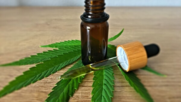 Τι είναι το CBD oil και γιατί κυριαρχεί στη βιομηχανία της ομορφιάς;