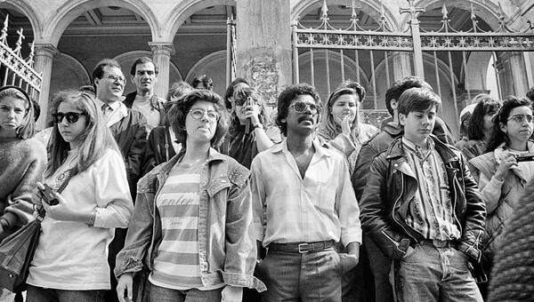 10 φωτογραφίες του Μπάμπη Τσόκα απ' την 25 Μαρτίου του 1990, όταν η Ελλάδα ήταν μπροστά σ' ένα σταυροδρόμι