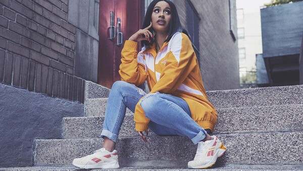 Η CardiB φοράει πρώτα τα πιο hot sneakers του καλοκαιριού με 90s επιρροές