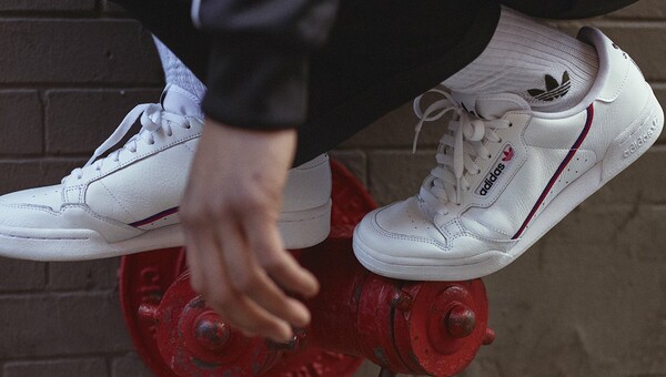 Τι λέει για σένα το χρώμα των sneakers σου;