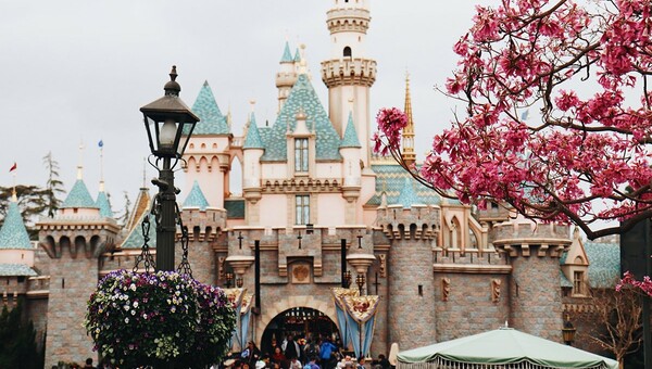 Ονειρεύεσαι ταξίδι στην Disneyland; Γνώρισε μια δυνατή σχέση που σου χαρίζει μαγευτικές εμπειρίες