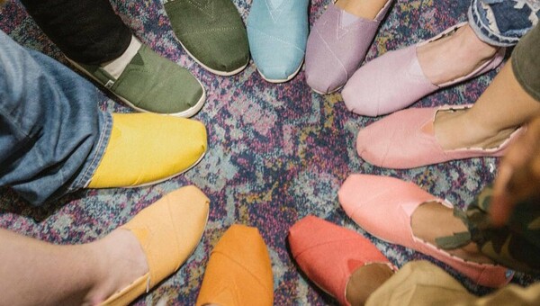 Η TOMS σε προσκαλεί να γιορτάσεις μαζί της τον ερχομό του καλοκαιριού!