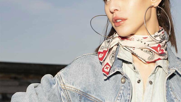 Ξέχνα το double denim! Έτσι φορούν τα fashion icons το τζιν αυτή τη σεζόν