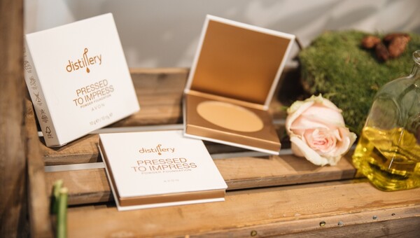 Distillery Make Up: H πρώτη clean, vegan σειρά μακιγιάζ της Avon
