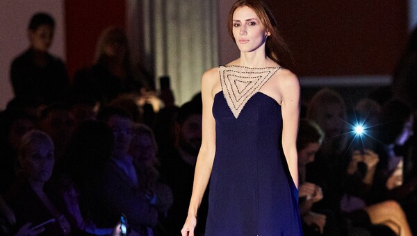 Το opening dress του Γιάννη Τόγκου στην επίδειξη του οίκου Kathy Heyndels εμπνεύστηκε από ένα προϊόν νέας γενιάς