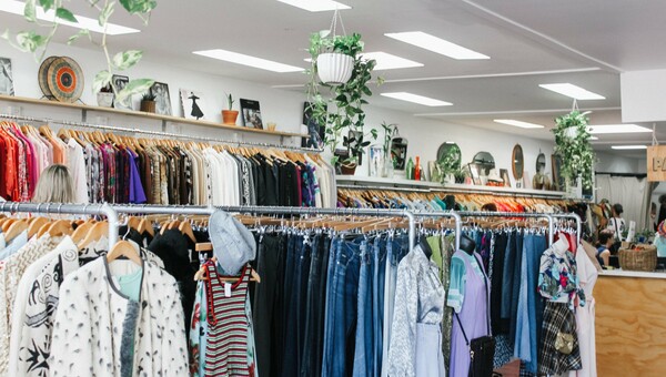Πώς να αγοράζετε second-hand και vintage ρούχα: Χρήσιμα tips για σωστό «thrifting»