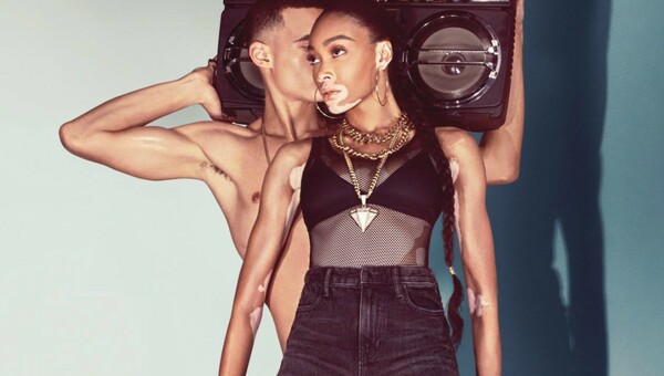 H Winnie Harlow φέρνει τη τζαμαϊκανή κληρονομιά στον Steve Madden σε μία νέα συνεργασία