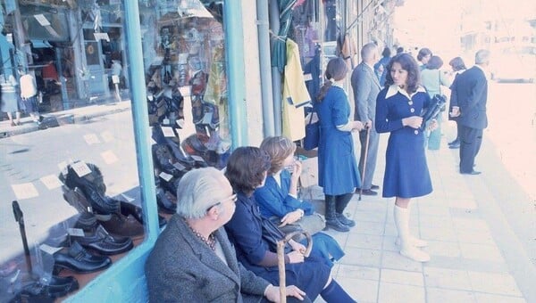 Κατάργηση ποδιάς, καθιέρωση της δημοτικής και άλλες αλλαγές-σταθμοί στην εκπαίδευση στην Ελλάδα