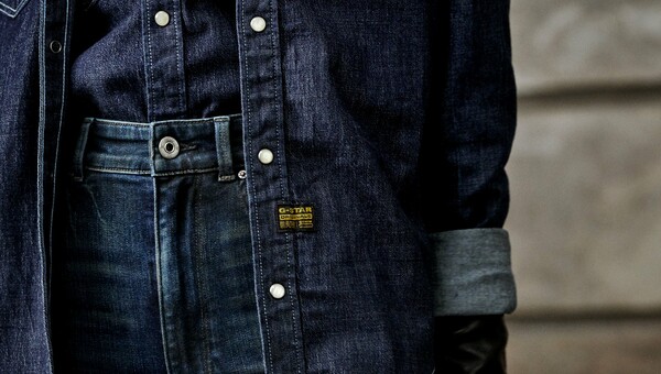 Denim-on-denim: Η τάση που επιστρέφει από τα 00s πιο cool από ποτέ