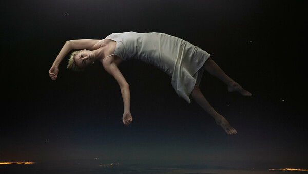 Ο Φασμπέντερ, η Σαρλίζ Θερόν και 8 ακόμη κορυφαίοι ερμηνευτές, στον αέρα για το μαγευτικό αφιέρωμα των New York Times