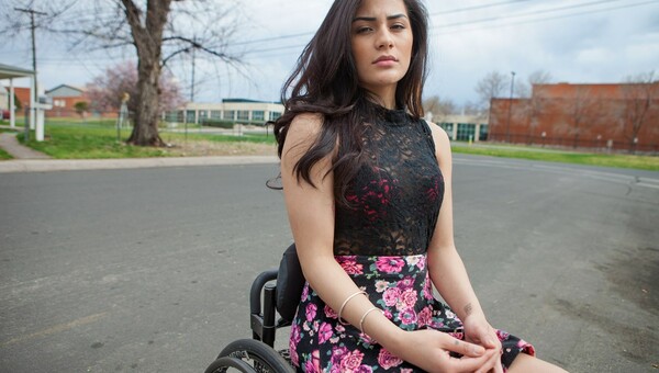 Επιζήσαντες από ένοπλες επιθέσεις στις ΗΠΑ φωτογραφίζονται στο σημείο που πυροβολήθηκαν