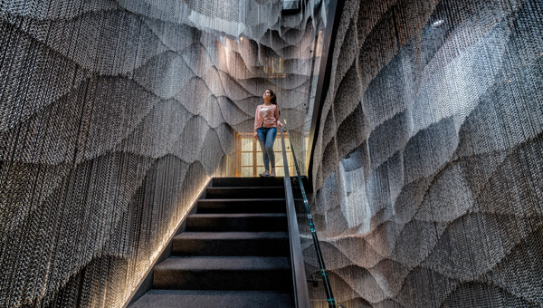 Μια αριστουργηματική παρέμβαση στην ιστορική Κάζα Μπατλό του Γκαουντί στη Βαρκελώνη