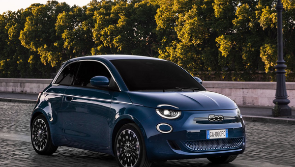 Fiat 500 full electric: Γιόγκα μέσα στην κυκλοφορία