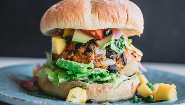 Τρεις διαφορετικοί τρόποι να απολαύσετε φυτικό burger, hot dog και nuggets