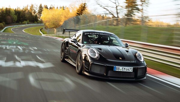 H ηλεκτρική Porsche Taycan ξεπέρασε σε πωλήσεις την εμβληματική 911