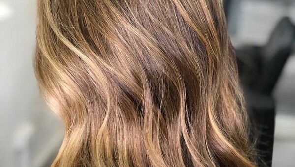 3 προτάσεις για γιορτινά hairstyles που θα δώσουν λάμψη στα μαλλιά σας
