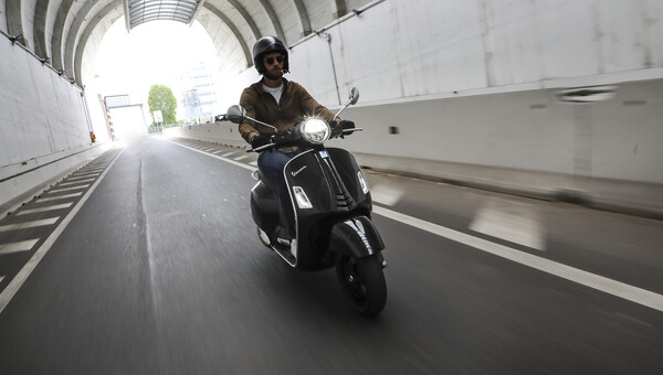 Vespa Gts: Το ξεκίνημα μιας περιπέτειας με καινοτομία και στιλ 