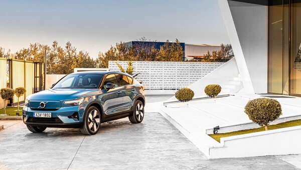 H Volvo γύρισε με το νέο C40 Recharge το διακόπτη