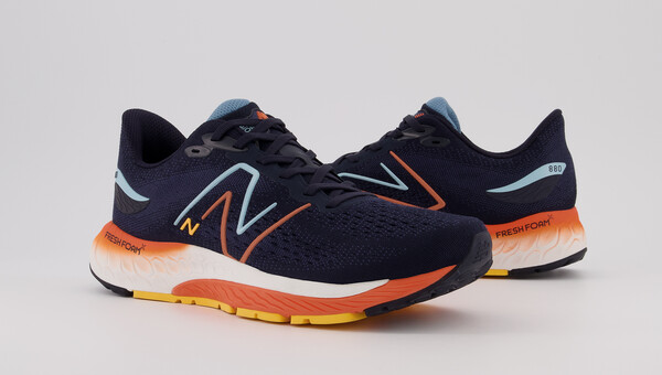 Το 880v12 της New Balance δημιουργήθηκε για μεγάλες αποστάσεις και διαχρονικό coolness