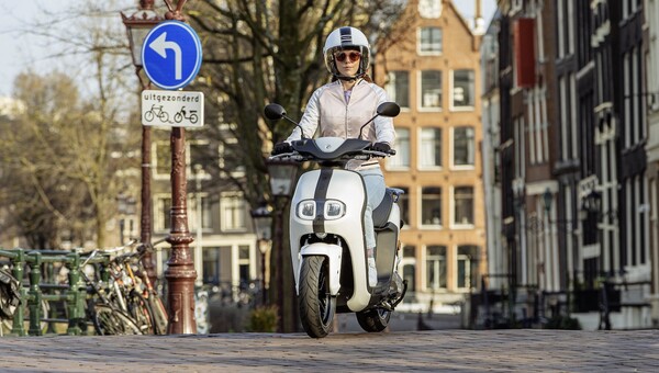 Οδηγούμε στην Ολλανδία το μικρό ηλεκτρικό scooter Yamaha NEO'S