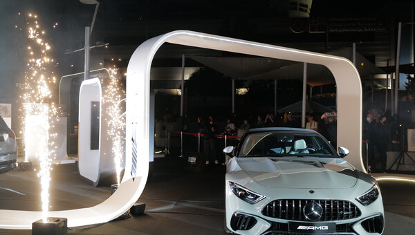 Με μία εντυπωσιακή εκδήλωσηη Mercedes-BenzΕλλάς γιόρτασετα εγκαίνια τηςΈκθεσης“PASTTOTHEFUTURE”στοεμπορικό κέντροGoldenHall
