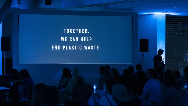 End plastic waste: H Adidas στέλνει ένα ηχηρό μήνυμα για την πλαστική ρύπανση