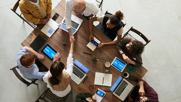 IT Professionals of Tomorrow: 15 νέοι επαγγελματίες του IT θα συμμετέχουν στο πρωτοποριακό hub τεχνολογίας της STEELMET